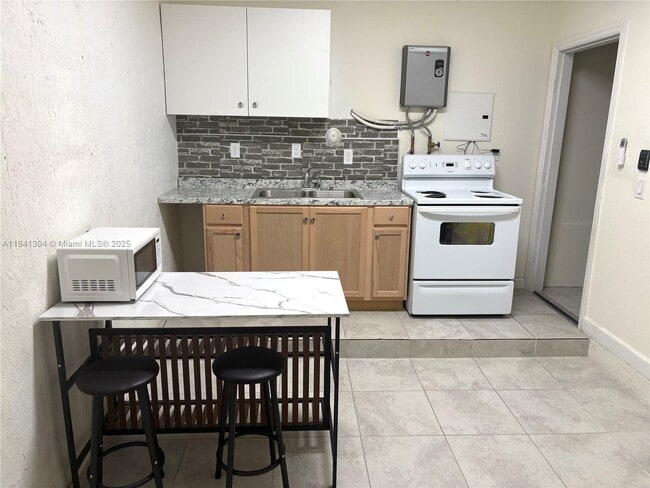 Building Photo - 260 SE 32nd Ave