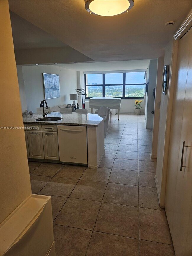 Building Photo - 2555 Collins Ave