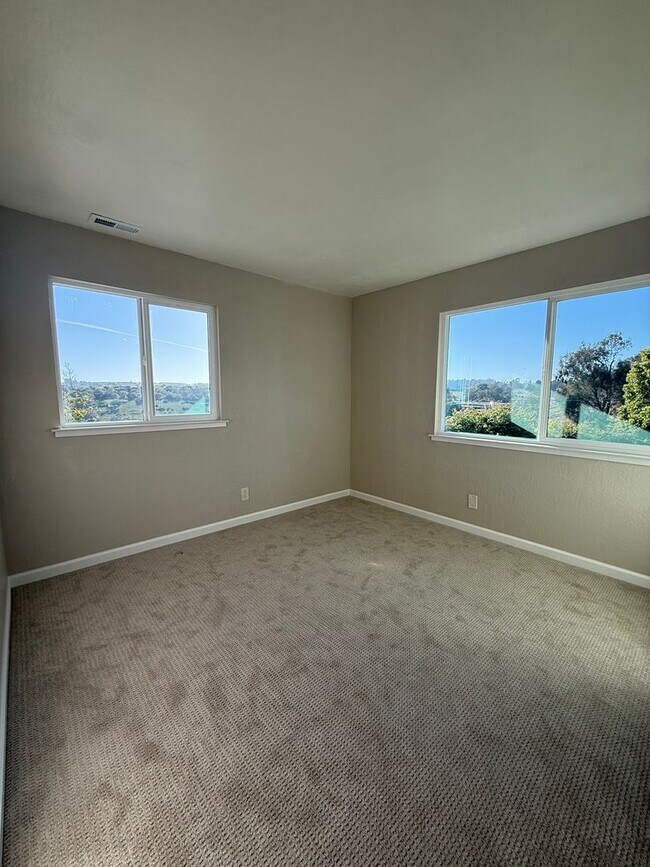 Building Photo - Light-Filled Modern 3 Bedroom Townhome