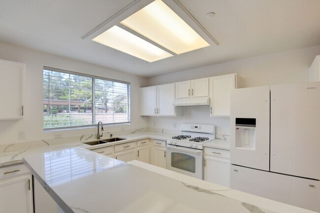Building Photo - Beautiful 2BR / 2BA Renovated / Modern Con...
