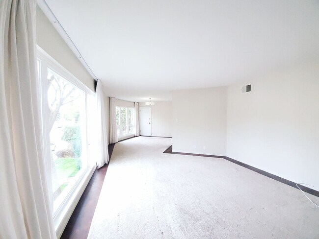 Building Photo - Lovely top floor condo unit; 2 bed/ 2 bath