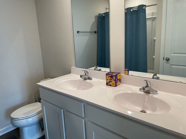 Building Photo - 3 Bedroom 2.5 Bathroom Town House in Middl...