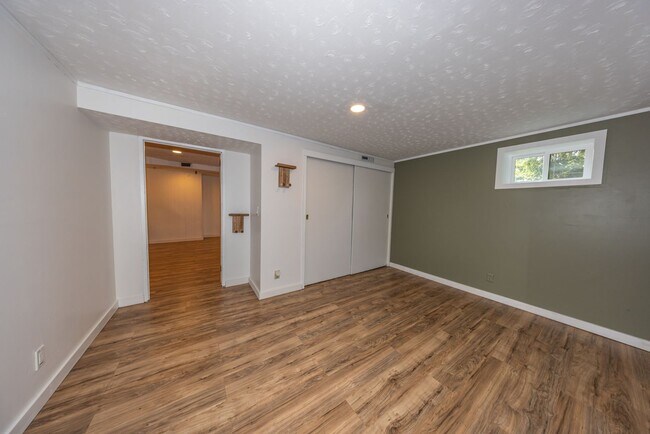 Building Photo - 2 bedr + Bonus Room / Large yard and garage.