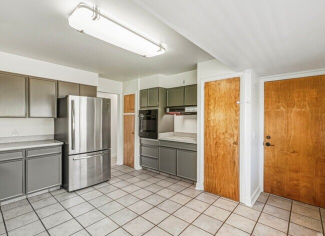 Building Photo - 2036 Highland View Cir