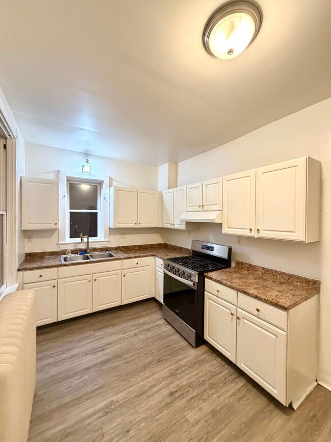 Building Photo - 526 Howard Ave