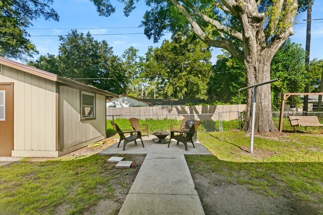 Building Photo - Beautifully Renovated 3 Bedroom 1 Bath Home on Large Corner Lot