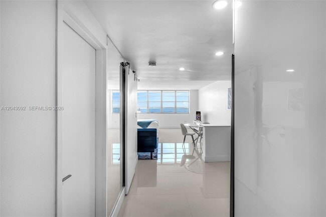 Building Photo - 801 Brickell Bay Dr