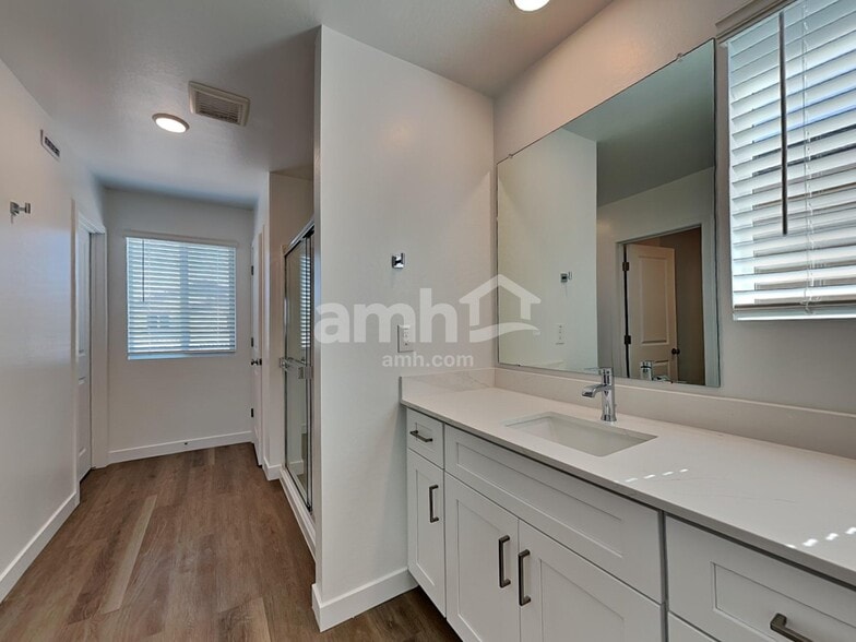 Building Photo - 9833 W Parkway Dr