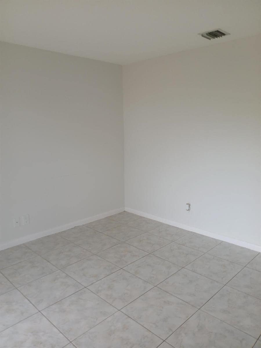 Building Photo - 441 Cypress Way W