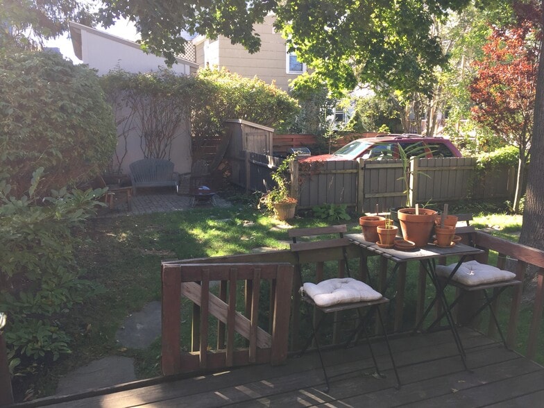 Shared back yard - 30 Vesper St