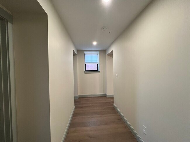 Building Photo - 160 Seabury St