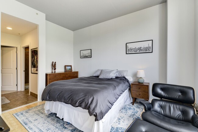 Building Photo - 2 bedroom 2 bath condo in Adams Morgan