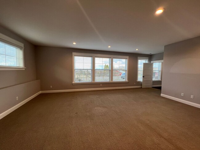 Building Photo - Beautiful, Custom home in the heart of Jacksonville | Available Now