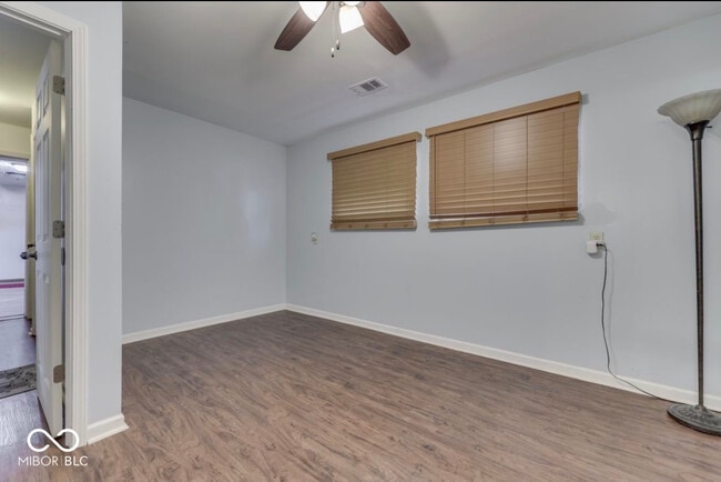 Building Photo - 3935 Mistletoe Dr