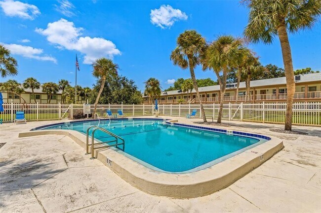 Building Photo - 650 Pinellas Point Dr S