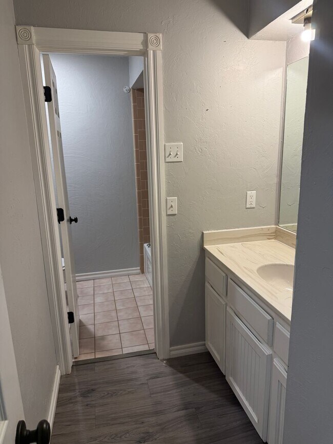 Building Photo - Charming Corner-Lot Duplex in the Heart of Yukon – Available Now!