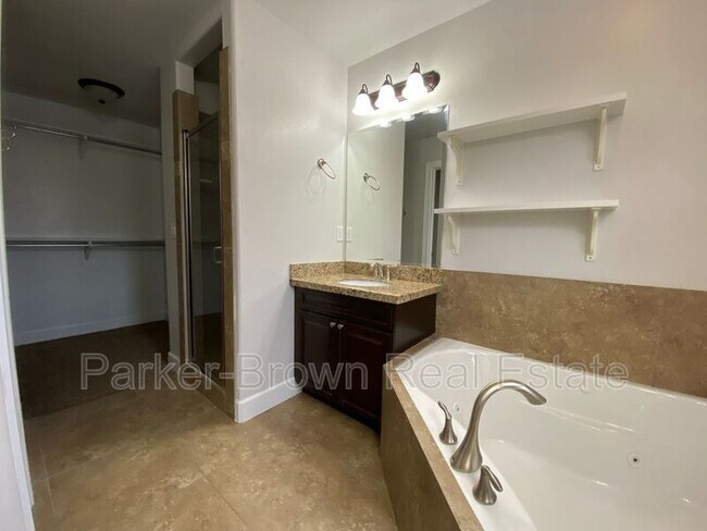 Building Photo - 5561 W Pkwy W