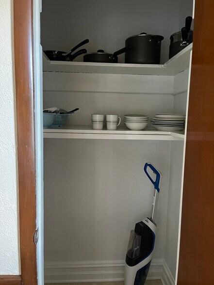 Building Photo - 701 E 6th St