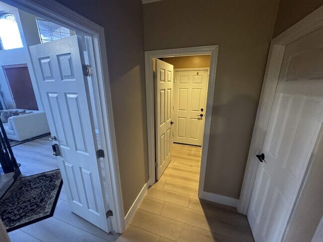 Building Photo - 10 Rhine Cir