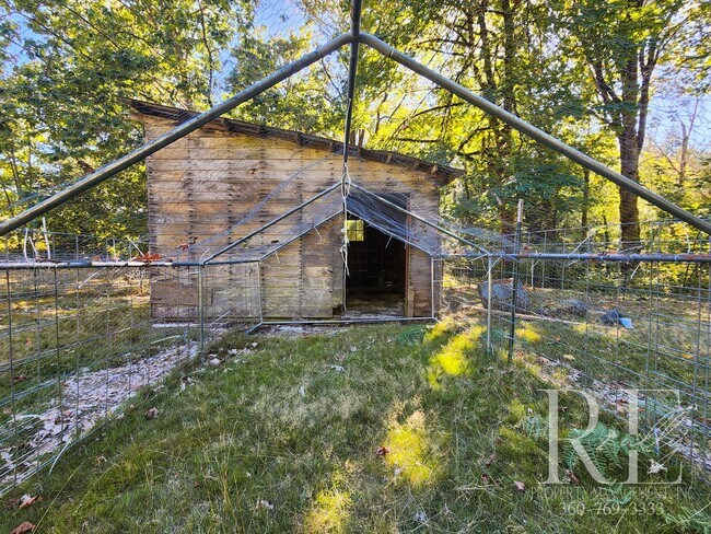 Building Photo - Charming Farmhouse in Town — Hobby Ready &...