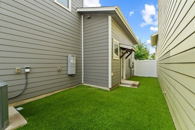 Building Photo - 7907 Mellencamp Dr