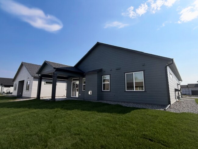 Building Photo - 421 Needlegrass Ln