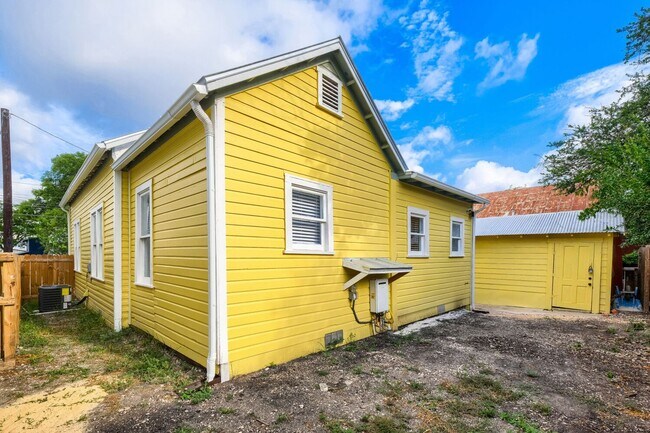 Building Photo - Beautifully Remodeled Dignowity Hills Home | Minutes to The Pearl, Downtown & Parks!