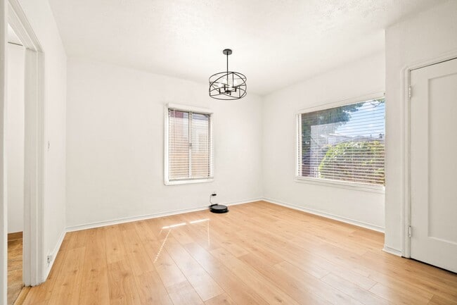 Building Photo - Charming Oakland Oasis with Detached Works...