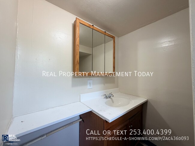 Building Photo - 703 S. Ainsworth-A