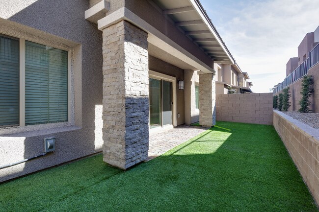 Building Photo - 600 N Carriage Hill Dr