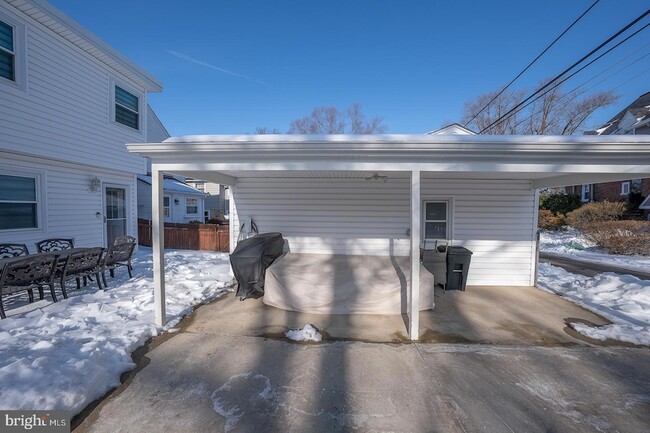 Building Photo - 227 E Hathaway Ln