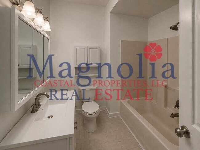 Building Photo - First floor 2 bedroom unit in the Heart of Downtown Savannah!