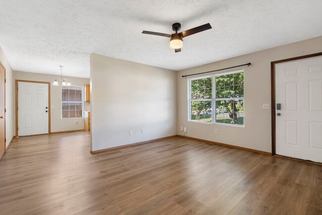 Building Photo - 1324 N Forest Ave