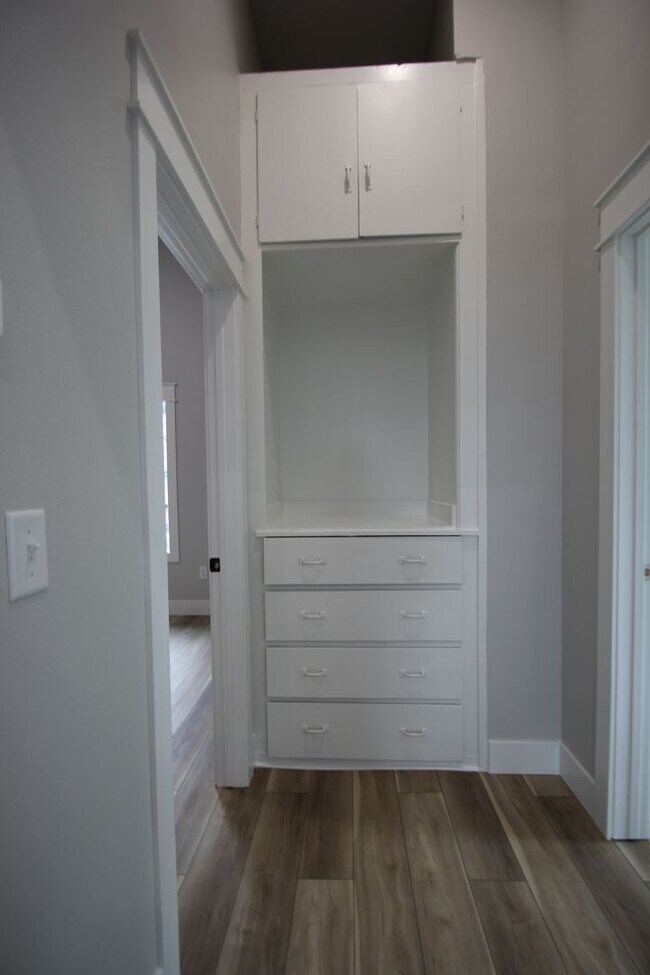 Building Photo - Beautifully remodeled 2 Bed + office apart...