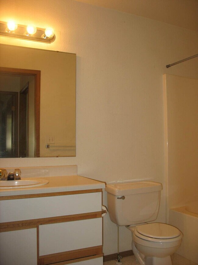 Building Photo - 2bed, 1bath, 950 Sq.ft. apartment - Mounta...