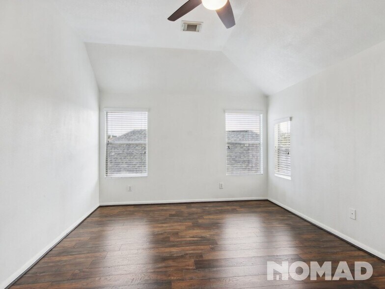 Building Photo - 18518 Knob Hill Lake Ln
