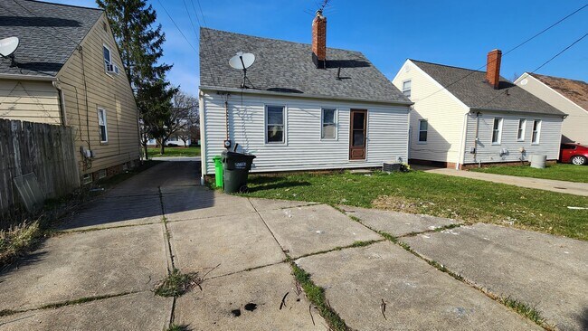 Building Photo - 4156 Hinsdale Rd