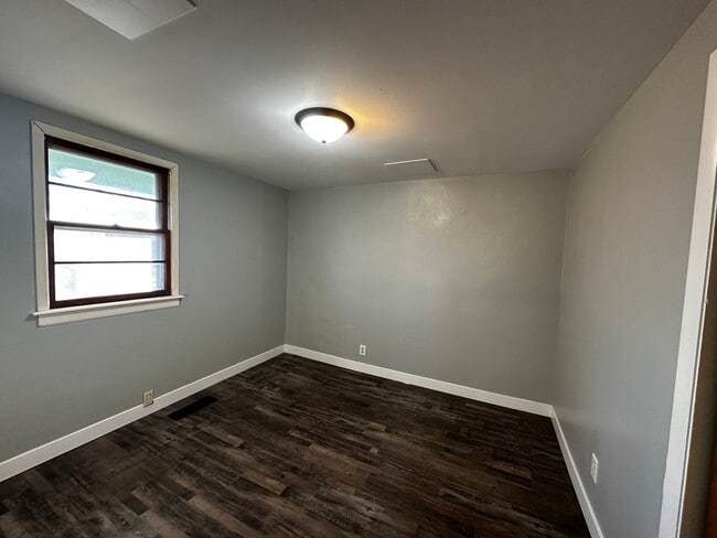 Building Photo - 1946 St Lawrence Ave