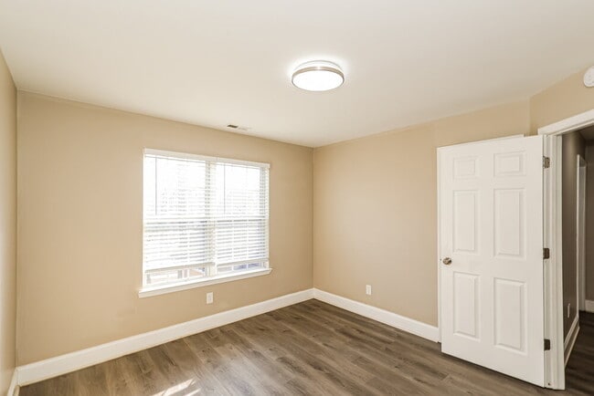 Building Photo - 215 Doe Hollow Trace