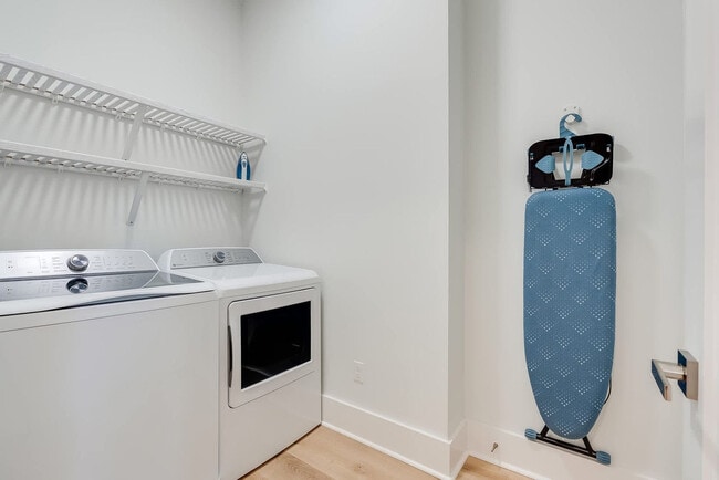 Building Photo - 223 E Lakeshore Dr