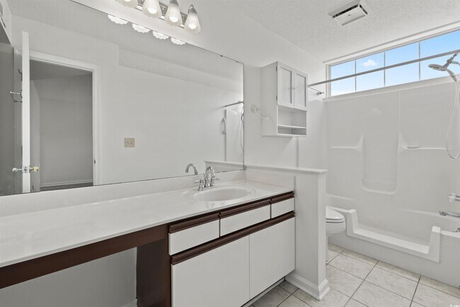 Building Photo - 2122 Clearwater Dr