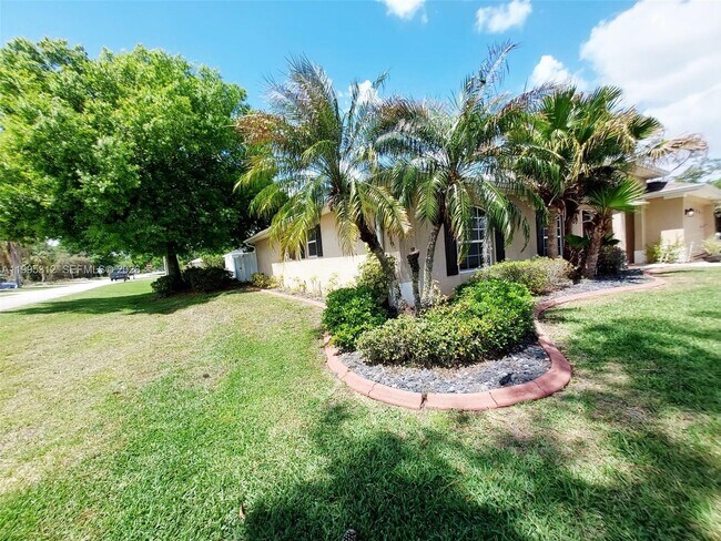 Building Photo - 4031 Santa Barbara Dr