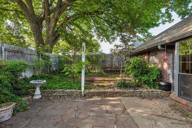 Building Photo - 1820 Chelsea Dr