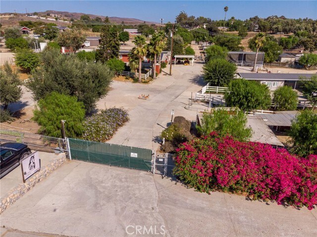 Primary Photo - 8451 Roseland Ave
