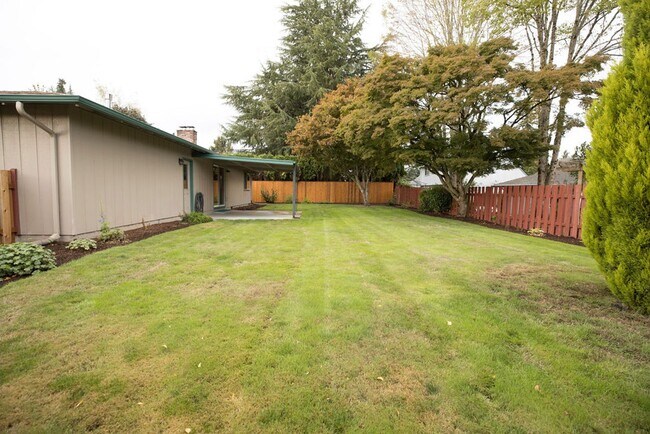 Building Photo - Immaculately maintained 3-bdr/1.5-bath ran...