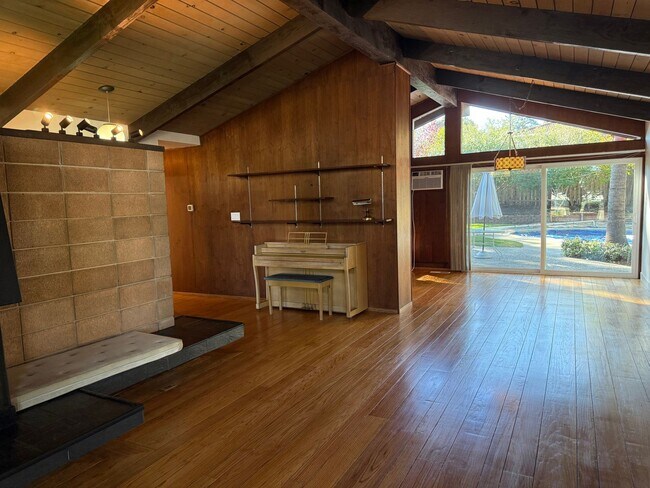 Building Photo - Desirable St Francis Neighborhood