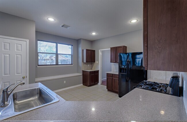 Building Photo - 4018 Old Pine Grove Dr