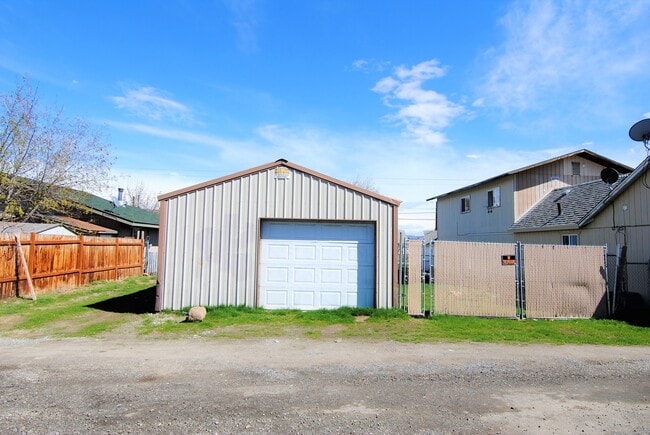 Building Photo - Rare 1 Bedroom House for Rent!