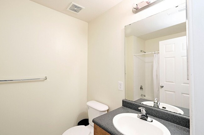 Building Photo - Student-Friendly One Bedroom With Private Bath in Eagles Landing - Utilities Included