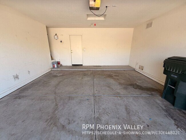 Building Photo - 15991 W Moreland St